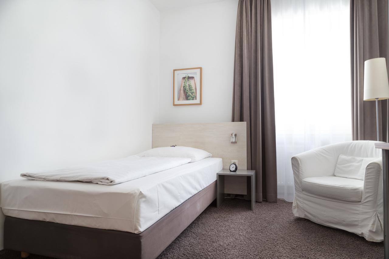 Max Hotel Duesseldorf Self-Check-In ภายนอก รูปภาพ