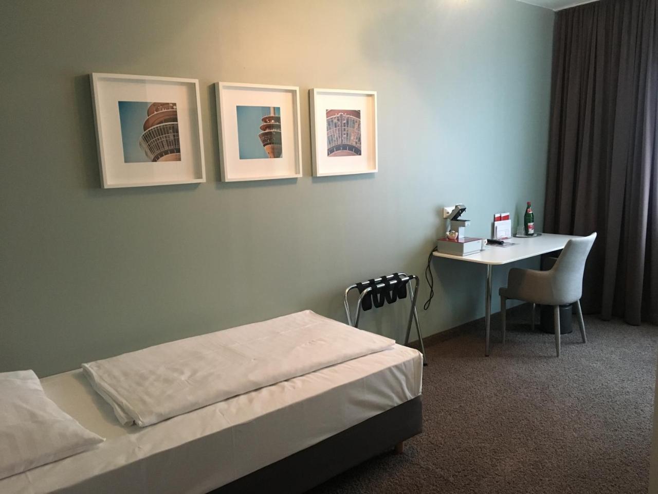 Max Hotel Duesseldorf Self-Check-In ภายนอก รูปภาพ